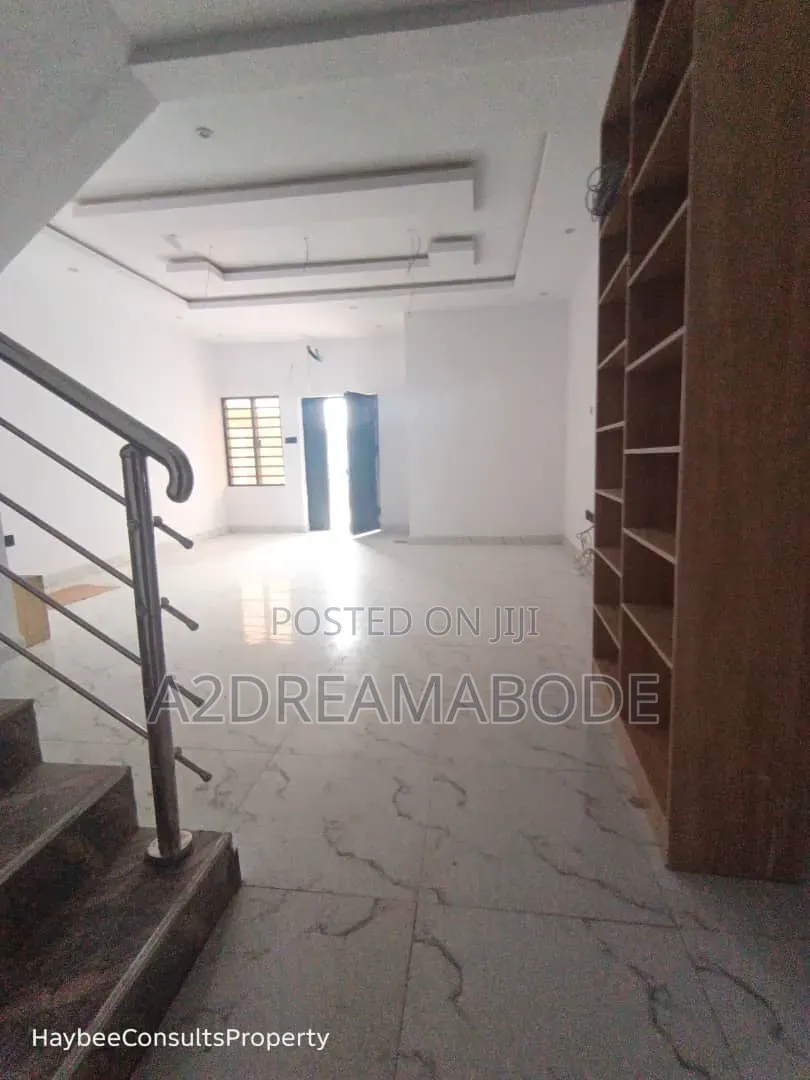 4bdrm Duplex in Yaba for sale