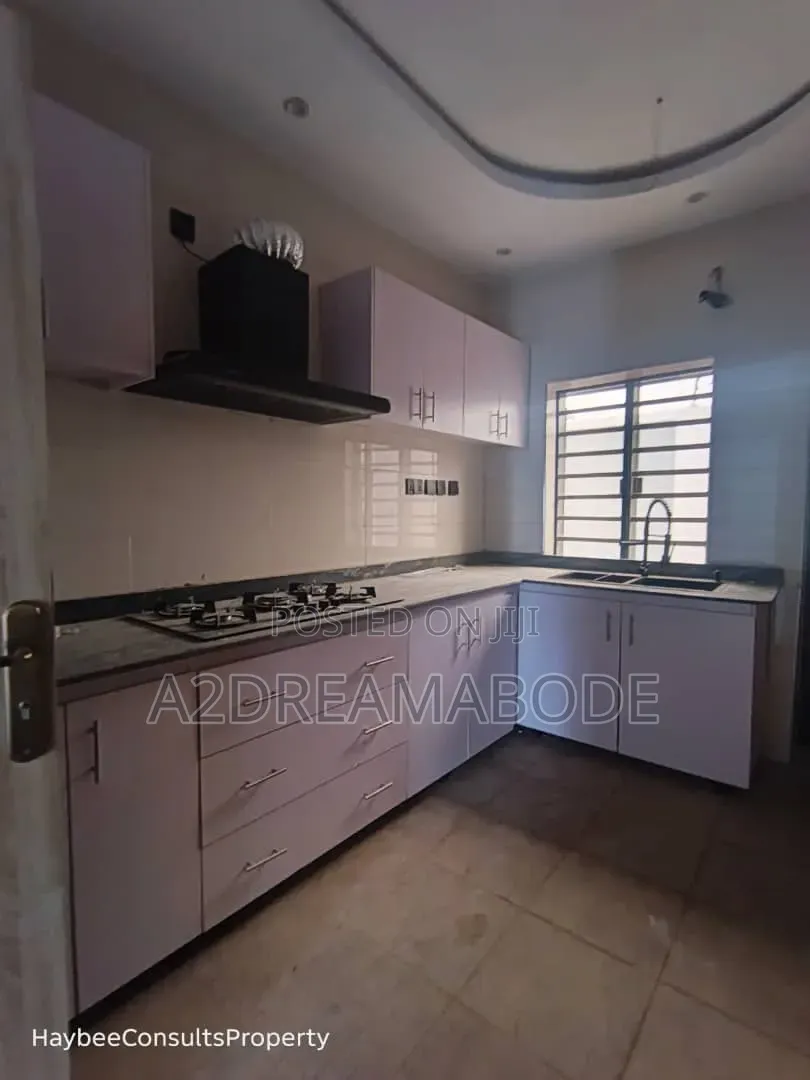 4bdrm Duplex in Yaba for sale