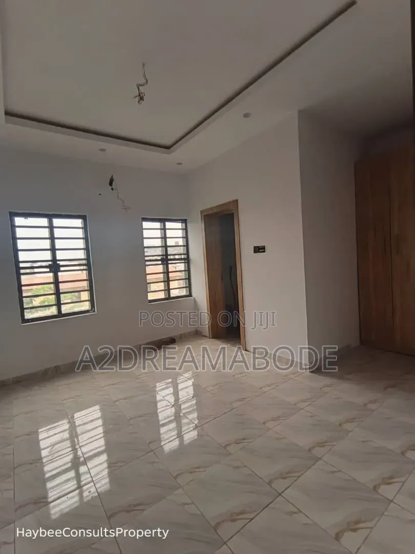 4bdrm Duplex in Yaba for sale