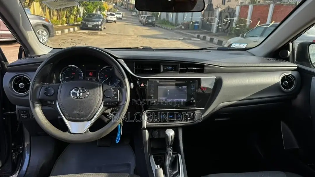 Toyota Corolla LE Eco (1.8L 4cyl 2A) 2018 Gray