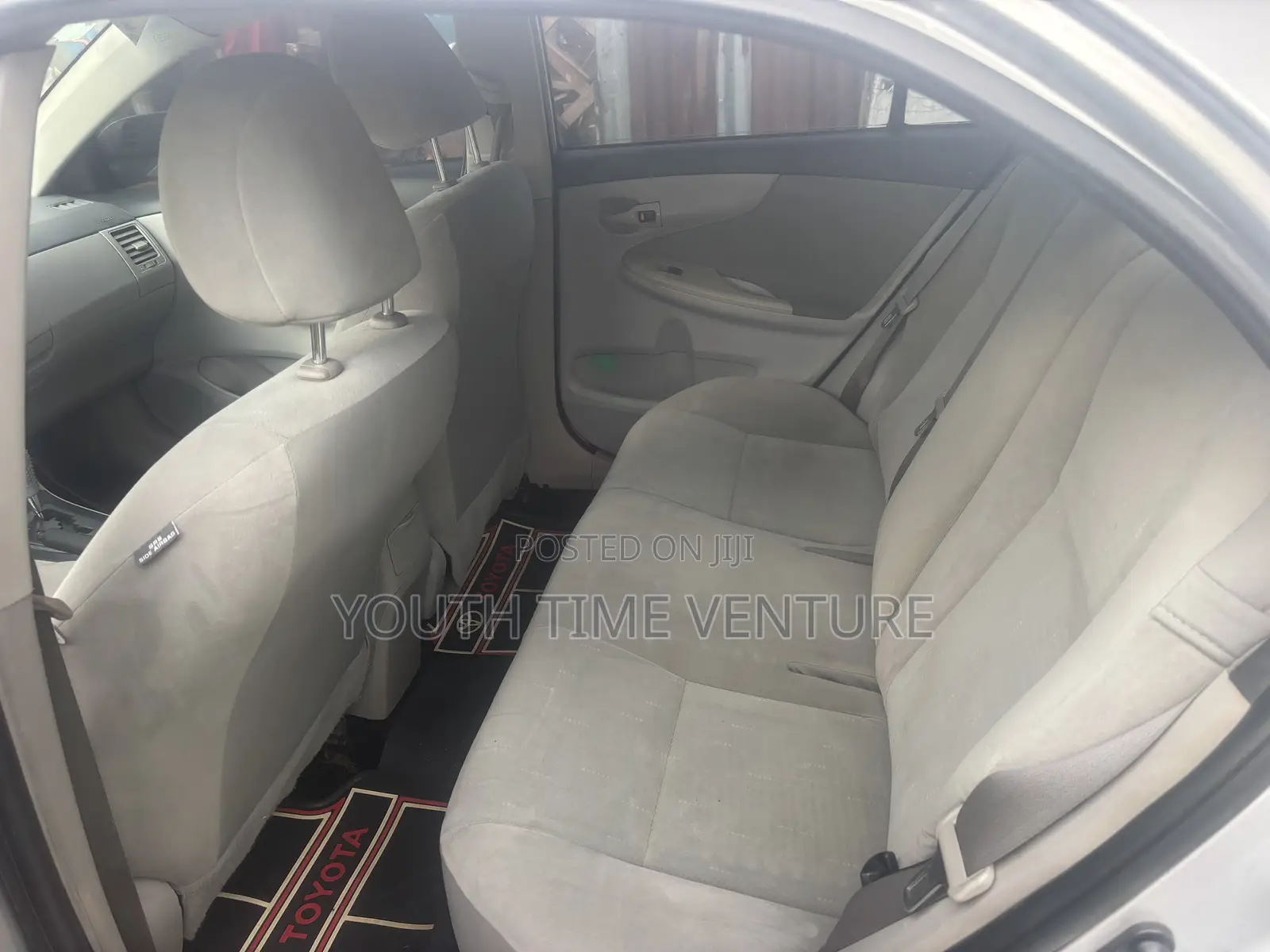 Toyota Corolla LE 4dr Sedan (1.8L 4cyl 4A) 2011 Silver