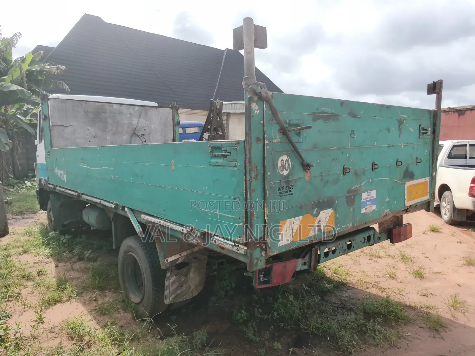 Mercedes Benz 814 Rigid Truck - 6 Cylinders Manual Injector