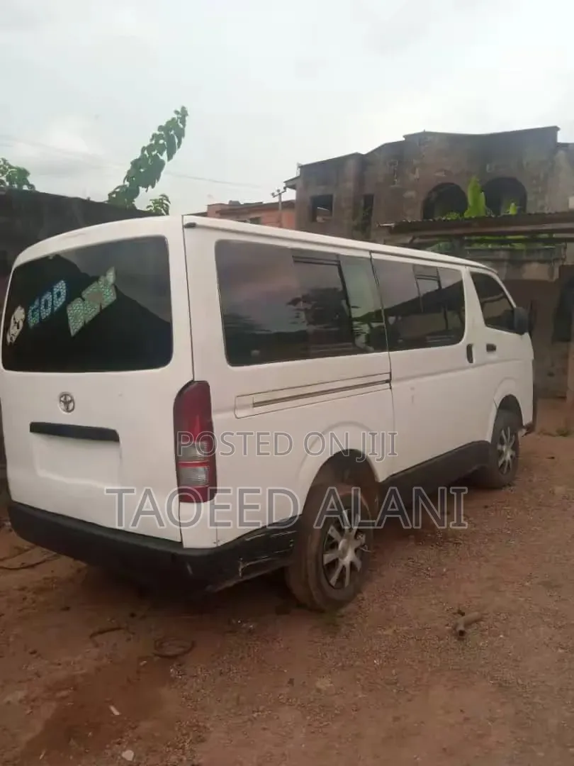 Toyota HiAce 2016 White