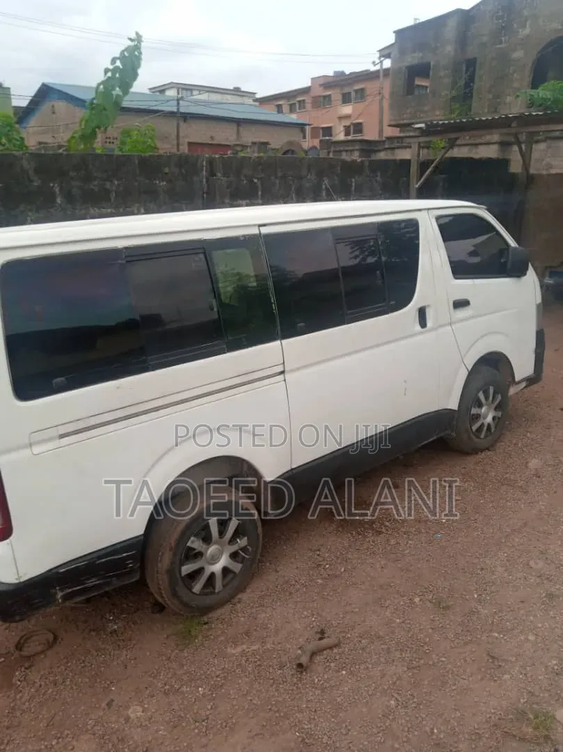 Toyota HiAce 2016 White