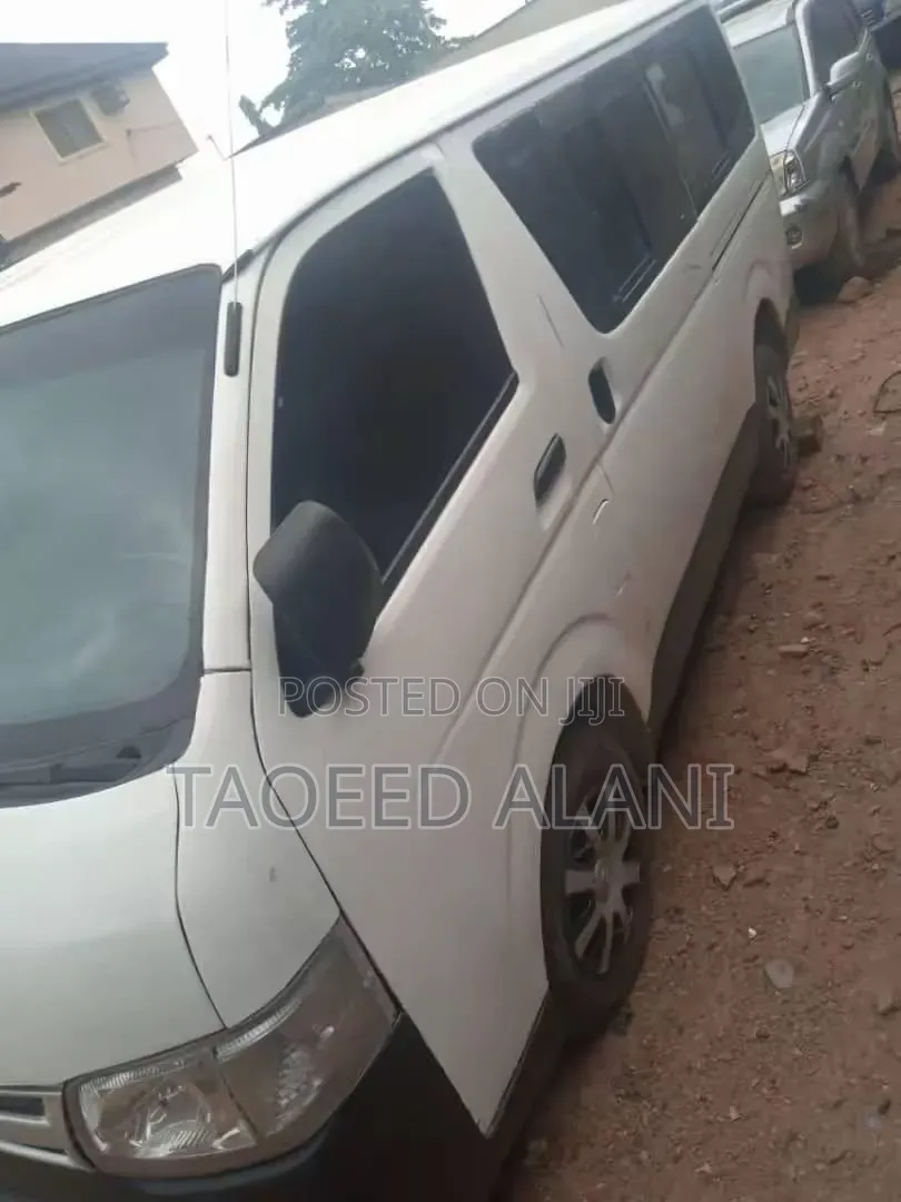 Toyota HiAce 2016 White