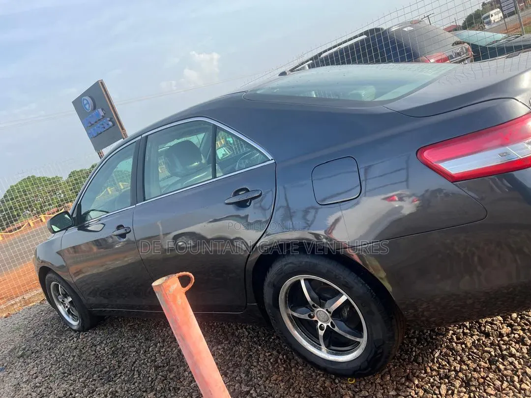 Toyota Camry LE 4dr Sedan (2.5L 4cyl 6A) 2011 Gray