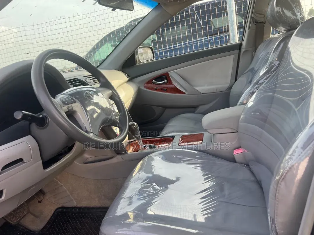 Toyota Camry LE 4dr Sedan (2.5L 4cyl 6A) 2011 Gray