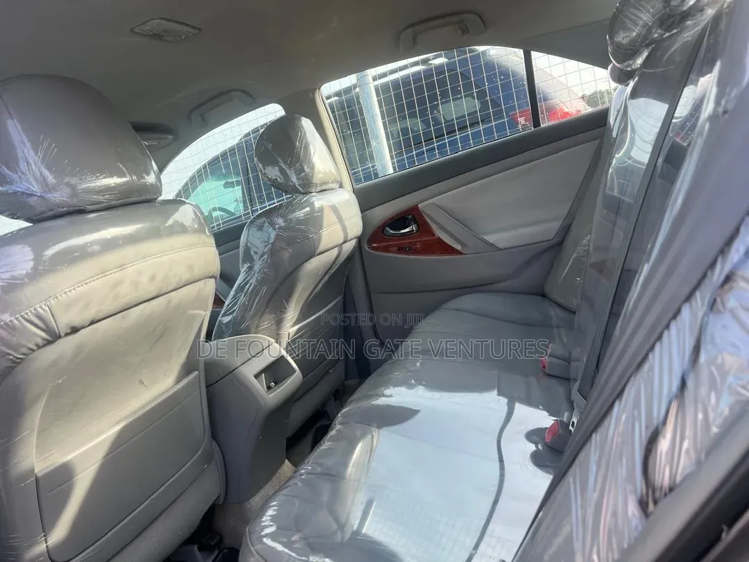 Toyota Camry LE 4dr Sedan (2.5L 4cyl 6A) 2011 Gray