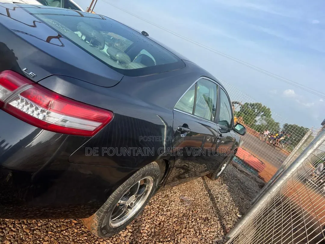 Toyota Camry LE 4dr Sedan (2.5L 4cyl 6A) 2011 Gray