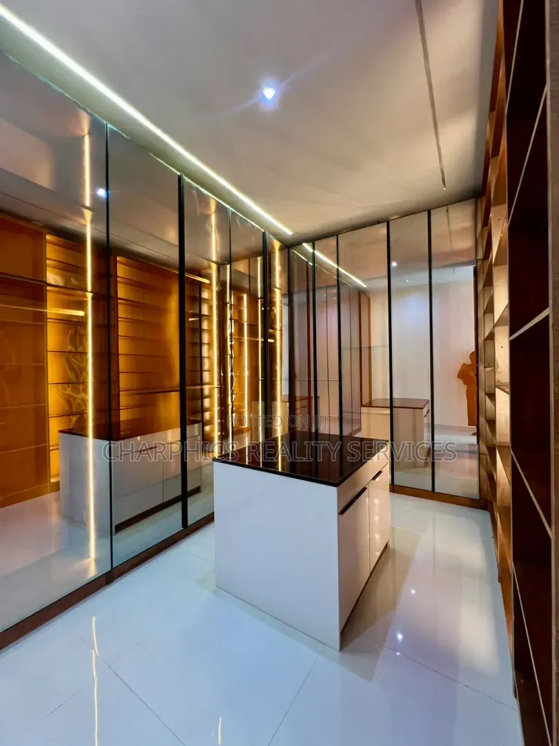5bdrm Duplex in Chevron for sale