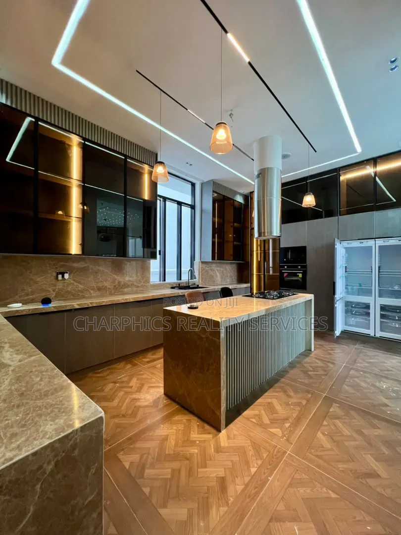 5bdrm Duplex in Chevron for sale