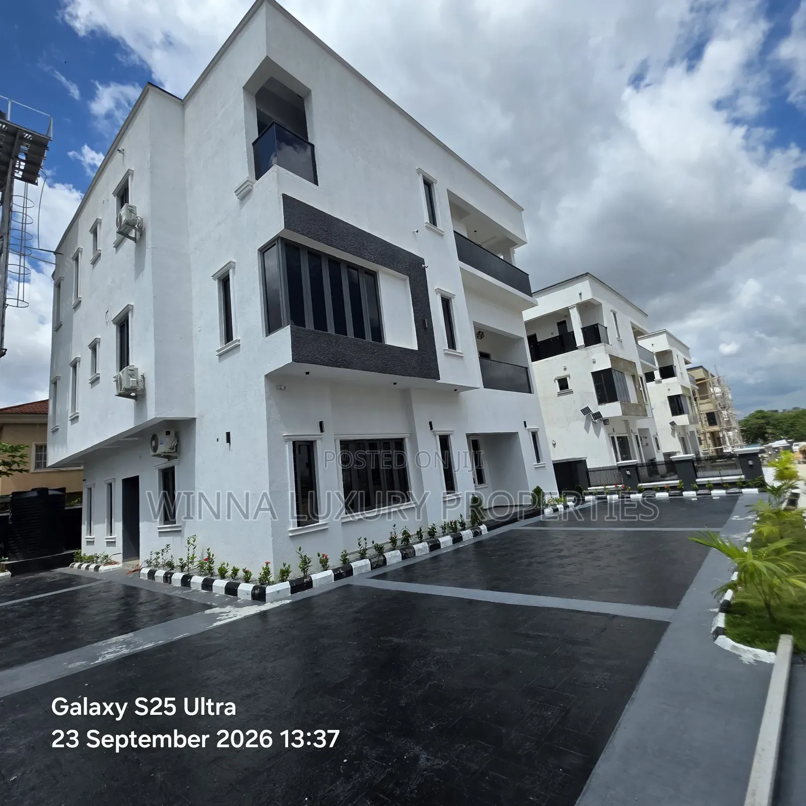8bdrm Duplex in Naskaxe Court, Lugbe District for sale