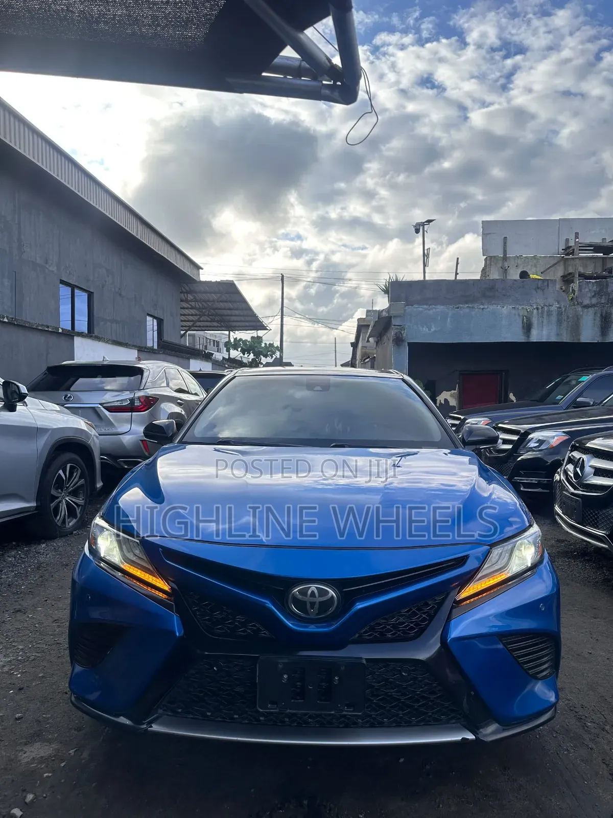 Toyota Camry XLE V6 (3.5L V6 8A) 2019 Blue