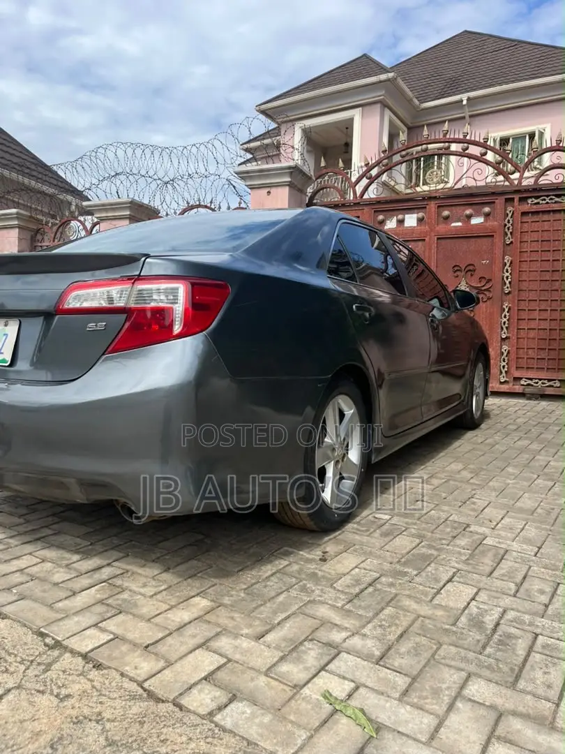 Toyota Camry SE 4dr Sedan (2.5L 4cyl 6A) 2013 Gray