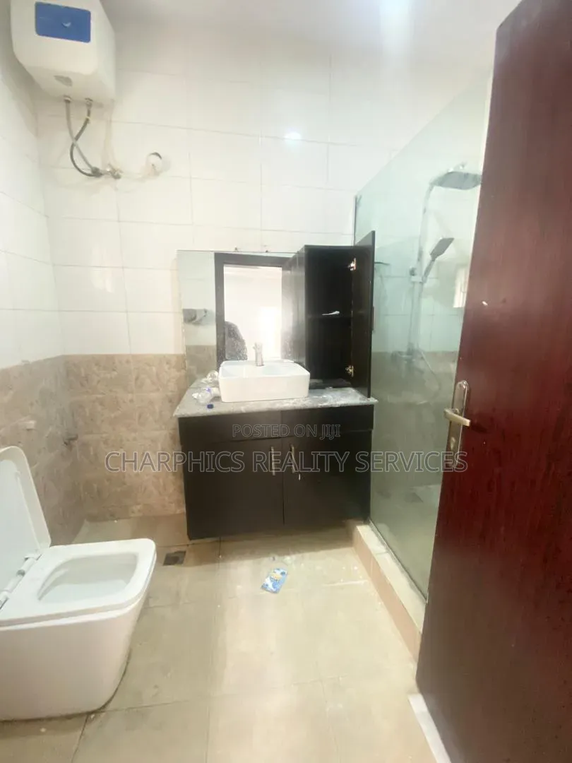 3bdrm Apartment in Lekki Phase 1 for sale