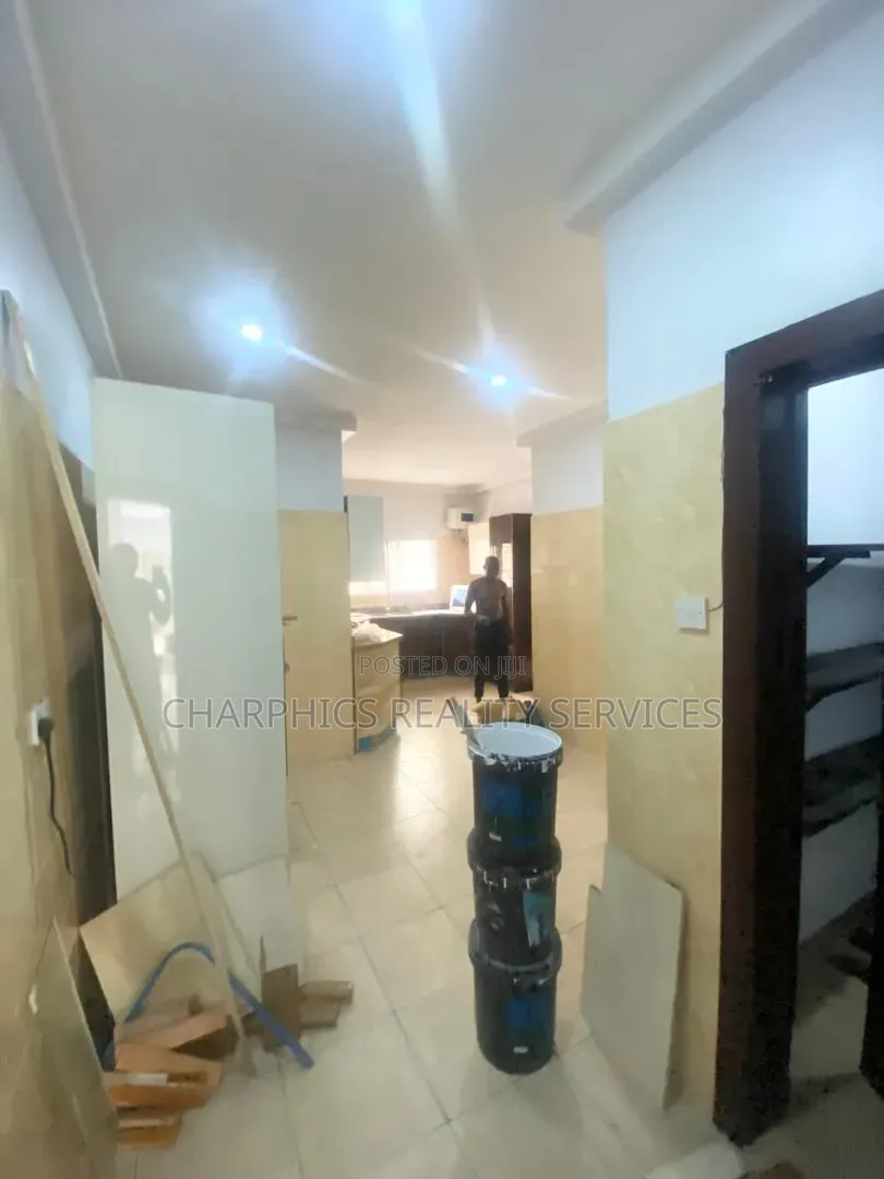 3bdrm Apartment in Lekki Phase 1 for sale