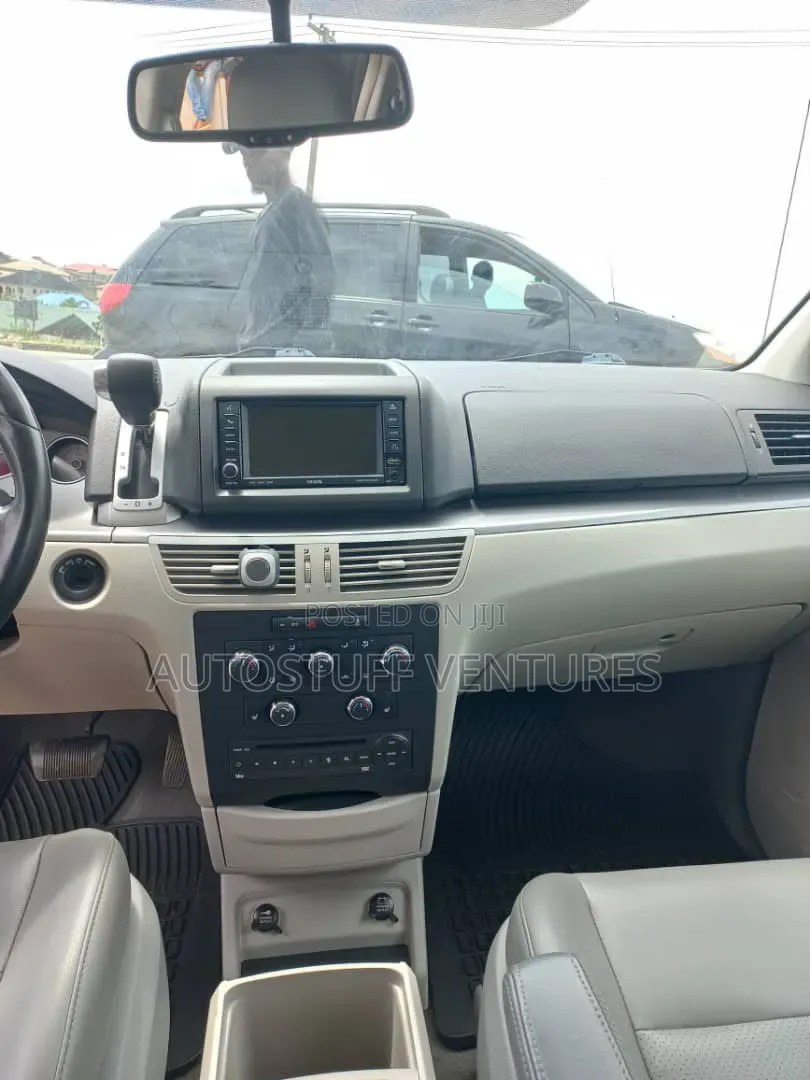 Volkswagen Routan SE 2012 Gray