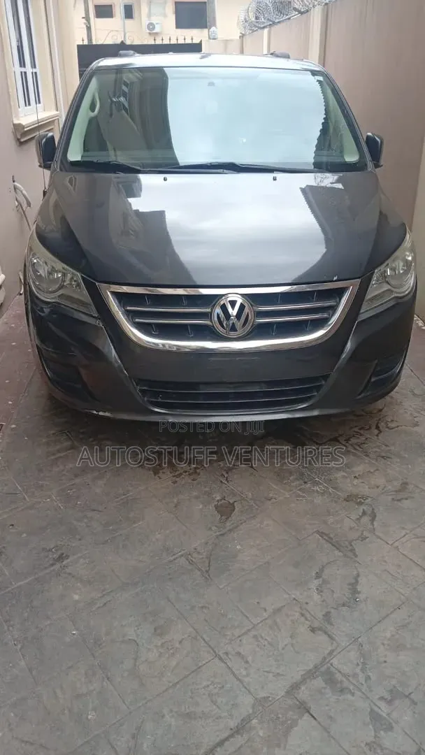 Volkswagen Routan SE 2012 Gray
