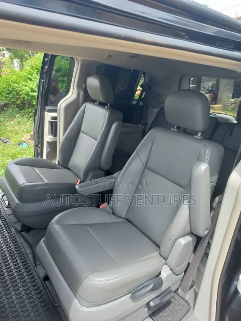 Volkswagen Routan SE 2012 Gray