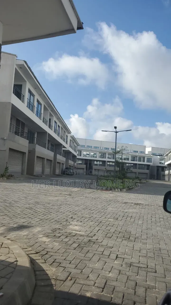 5bdrm Duplex in Chevron for rent