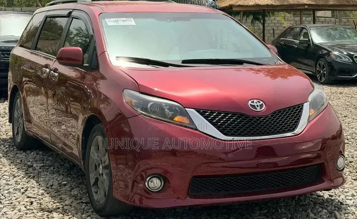 Toyota Sienna XLE Premium 8 Passenger (3.5L 6cyl 6A) 2016 Red