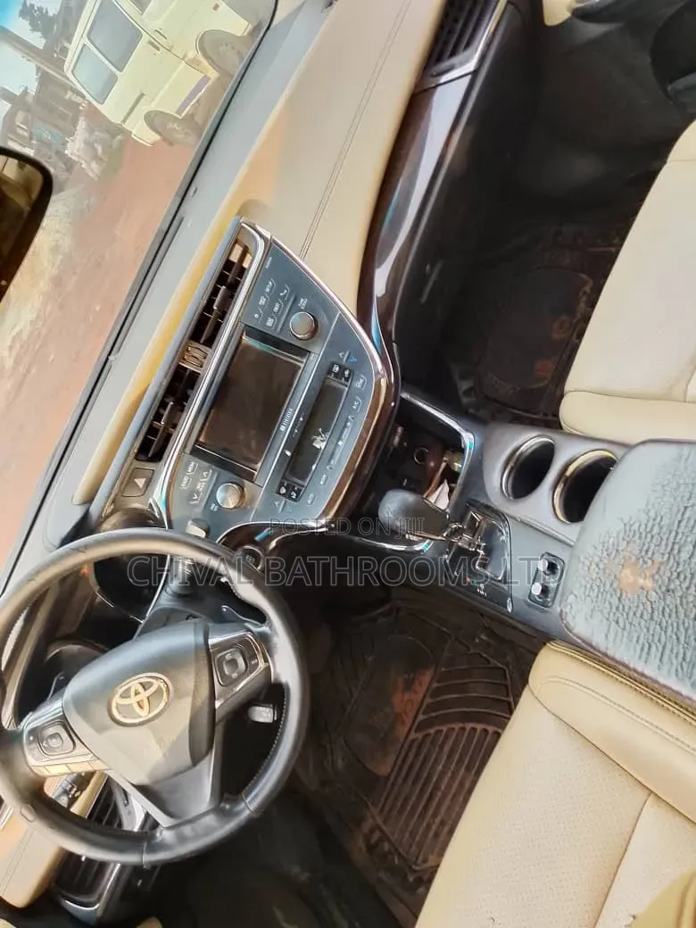 Toyota Avalon Limited Sedan FWD (3.5L 6cyl 6A) 2013 Gold