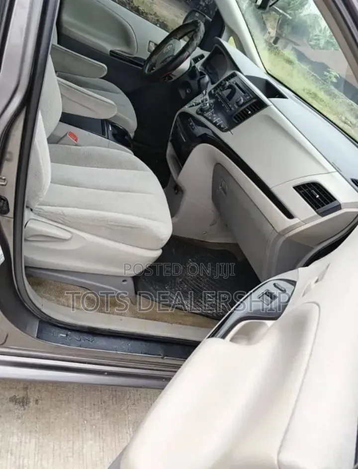 Toyota Sienna 2015 Gray