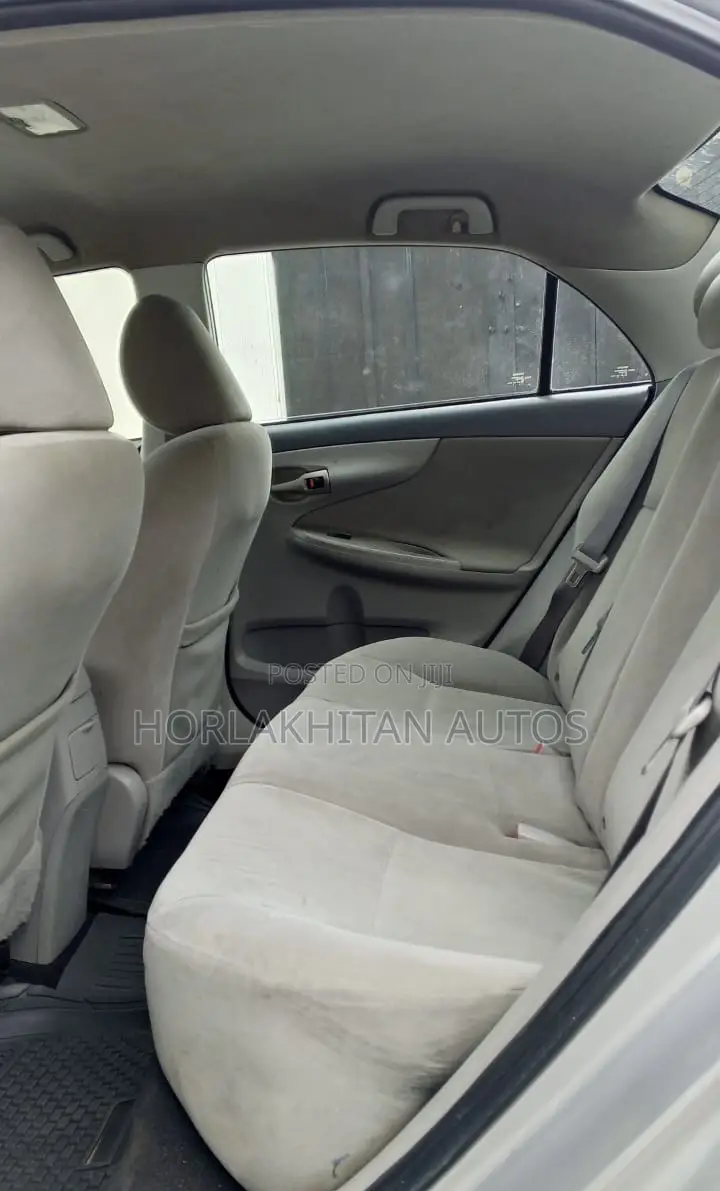 Toyota Corolla LE 4dr Sedan (1.8L 4cyl 4A) 2010 Silver