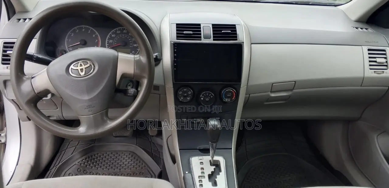 Toyota Corolla LE 4dr Sedan (1.8L 4cyl 4A) 2010 Silver