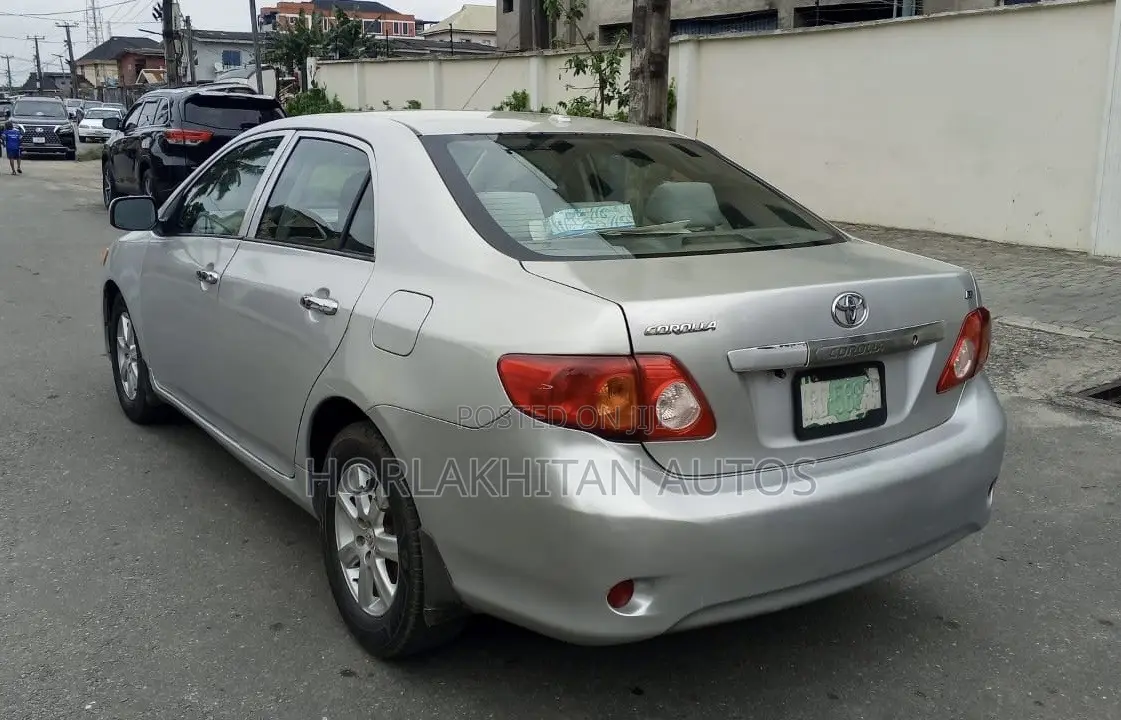 Toyota Corolla LE 4dr Sedan (1.8L 4cyl 4A) 2010 Silver