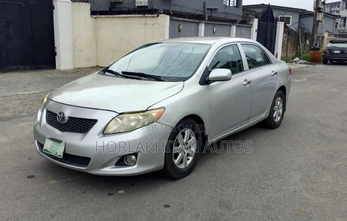 Toyota Corolla LE 4dr Sedan (1.8L 4cyl 4A) 2010 Silver