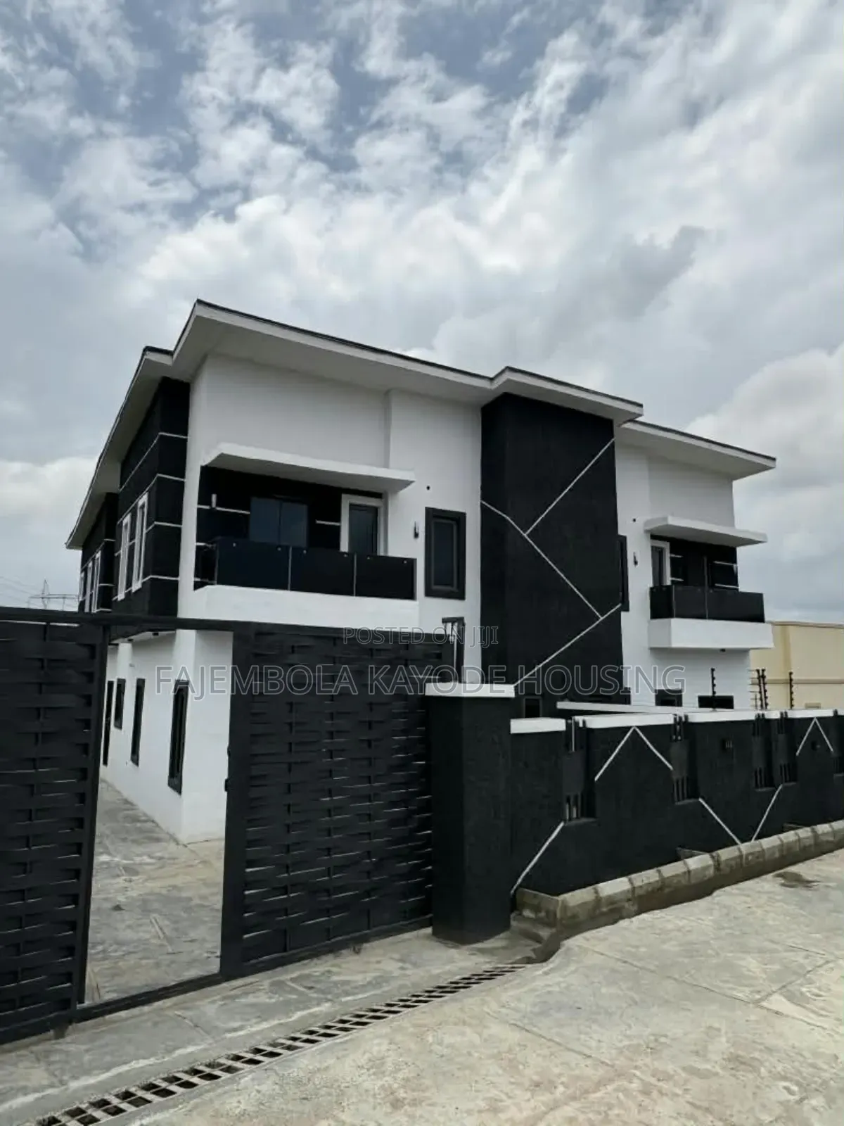 5bdrm Duplex in Eleyele for sale