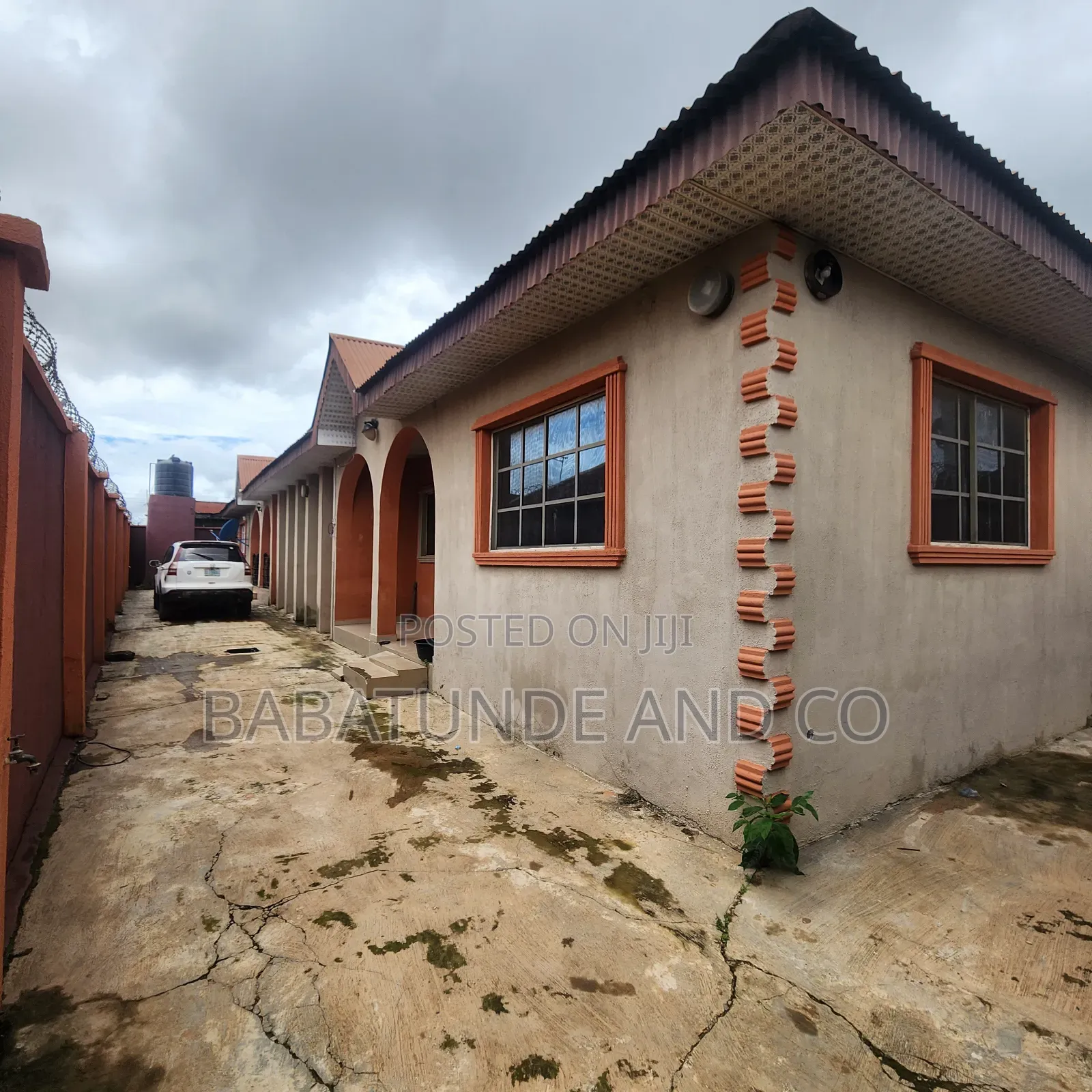 3bdrm Block of Flats in Akuru, Akala Express for sale