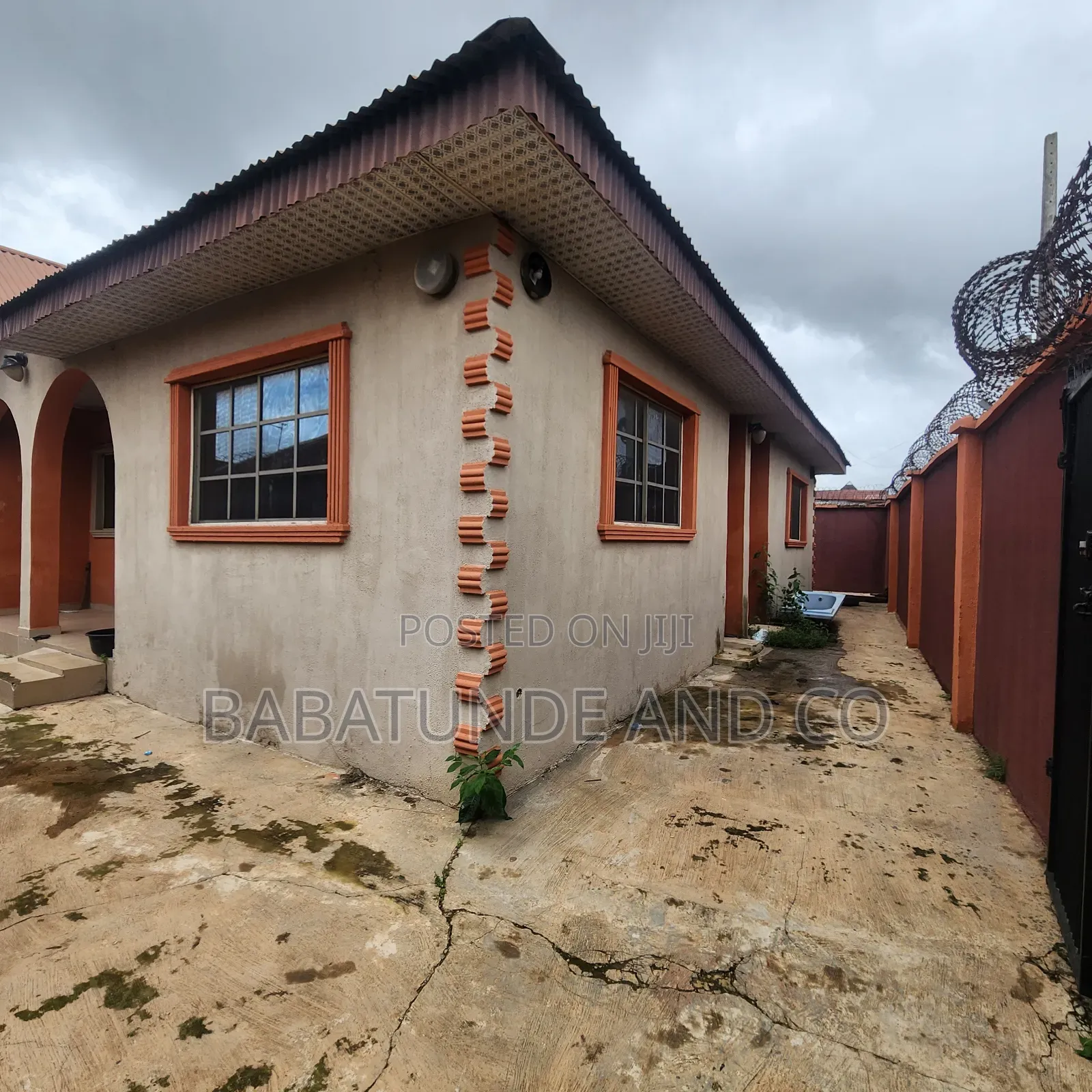 3bdrm Block of Flats in Akuru, Akala Express for sale