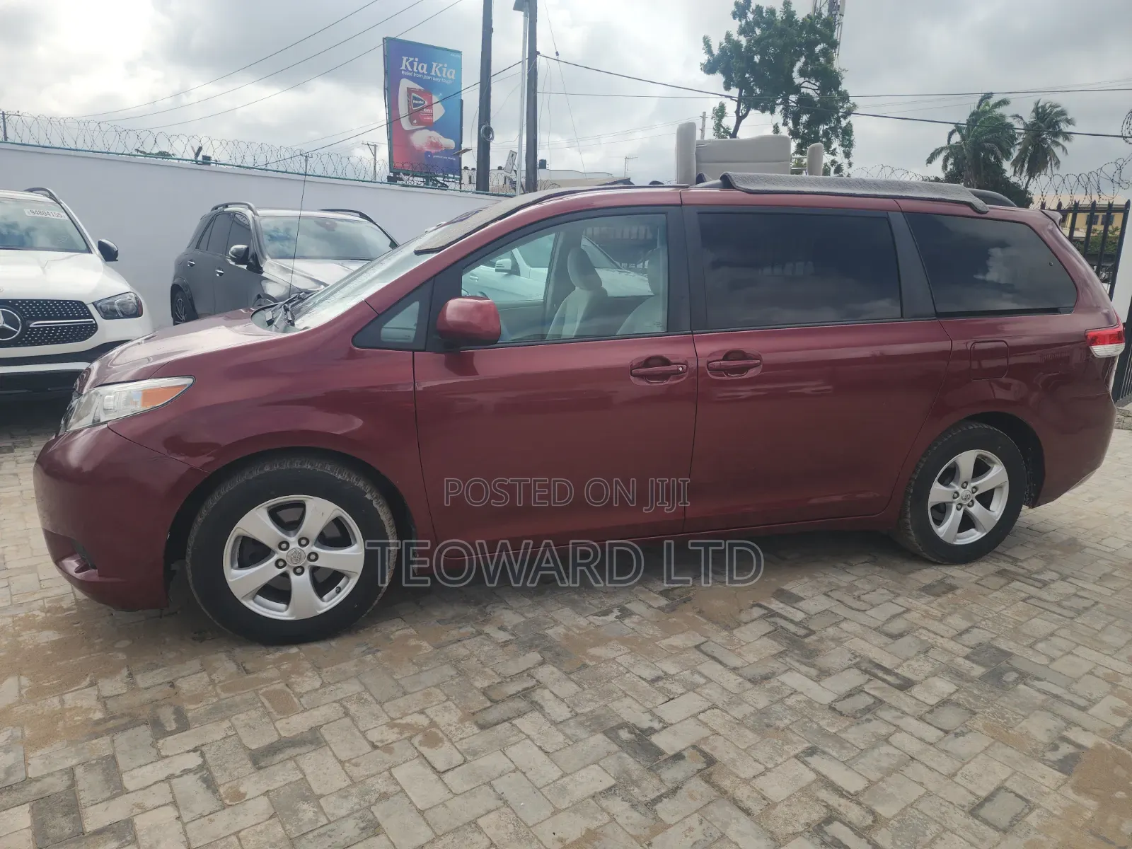 Toyota Sienna LE 8 Passenger 2011 Burgundy