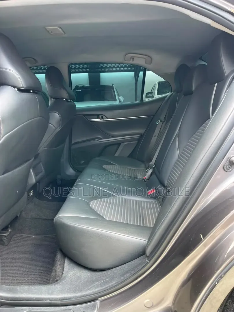 Toyota Camry SE (2.5L 4cyl 8A) 2019 Gray