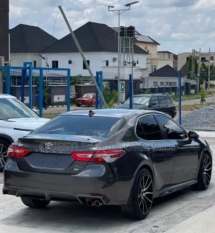 Toyota Camry SE (2.5L 4cyl 8A) 2019 Gray