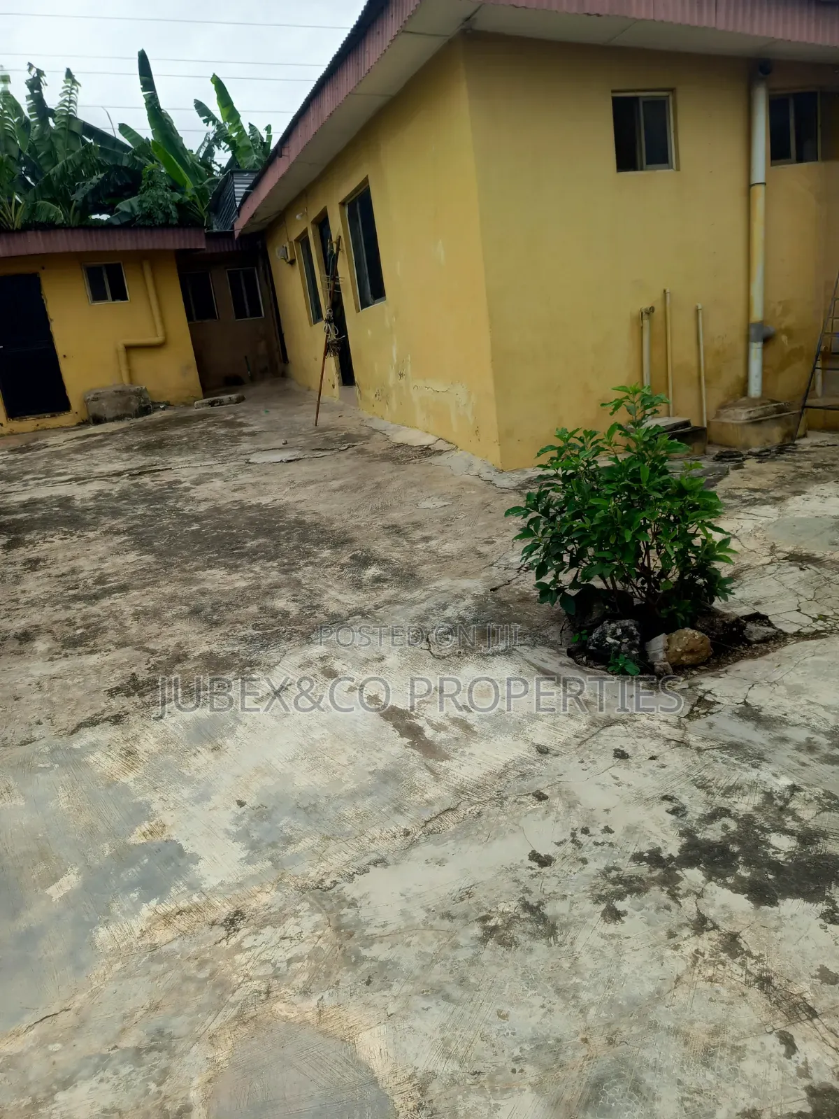 3bdrm Block of Flats in Ewegbemi Bus Stop, Meiran for sale