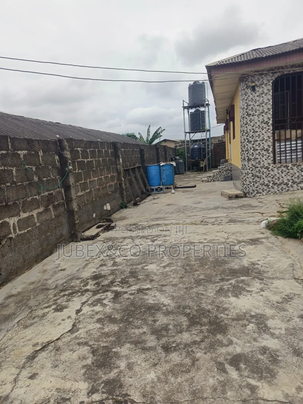 3bdrm Block of Flats in Ewegbemi Bus Stop, Meiran for sale