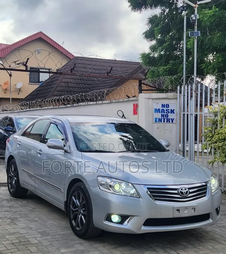 Toyota Camry XLE 4dr Sedan (2.5L 4cyl 6A) 2011 Silver