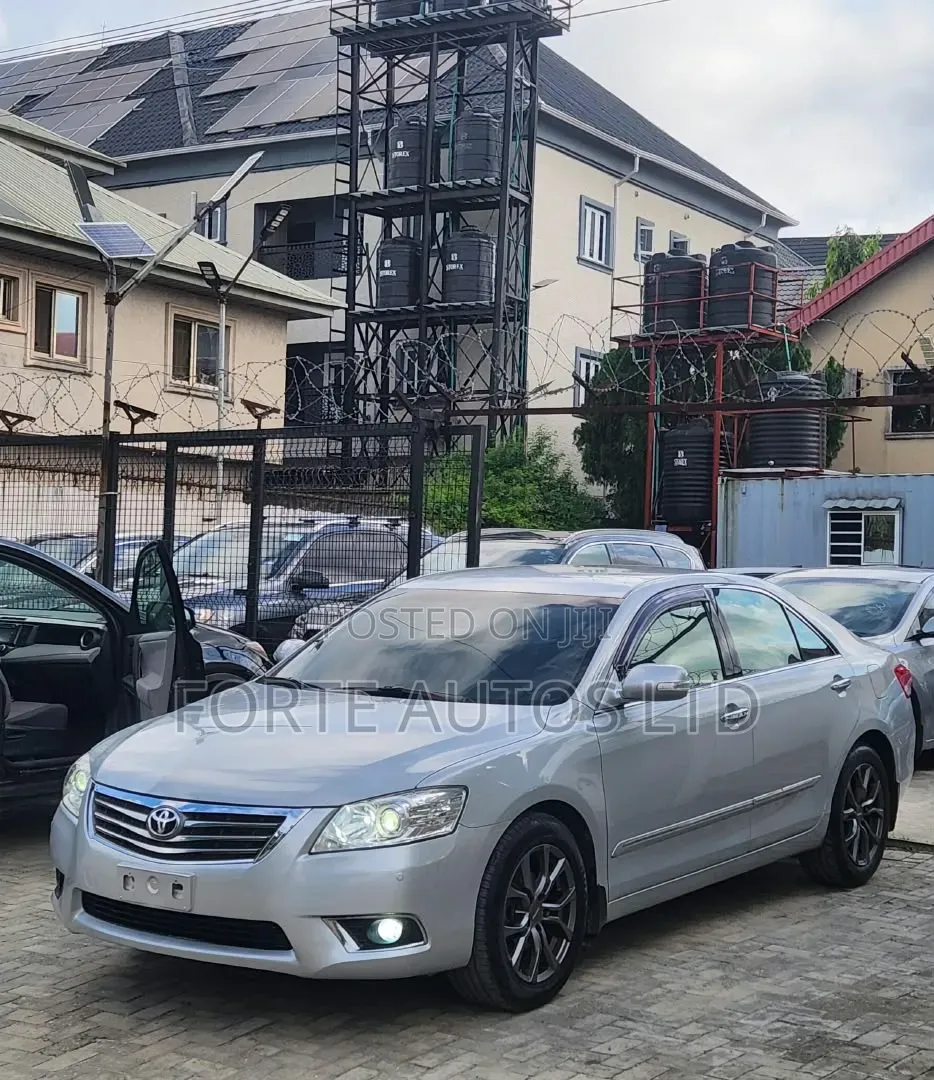 Toyota Camry XLE 4dr Sedan (2.5L 4cyl 6A) 2011 Silver