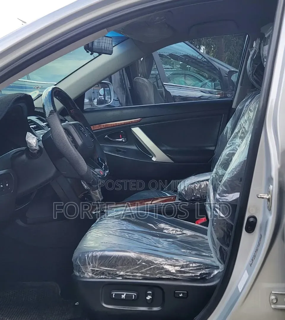 Toyota Camry XLE 4dr Sedan (2.5L 4cyl 6A) 2011 Silver