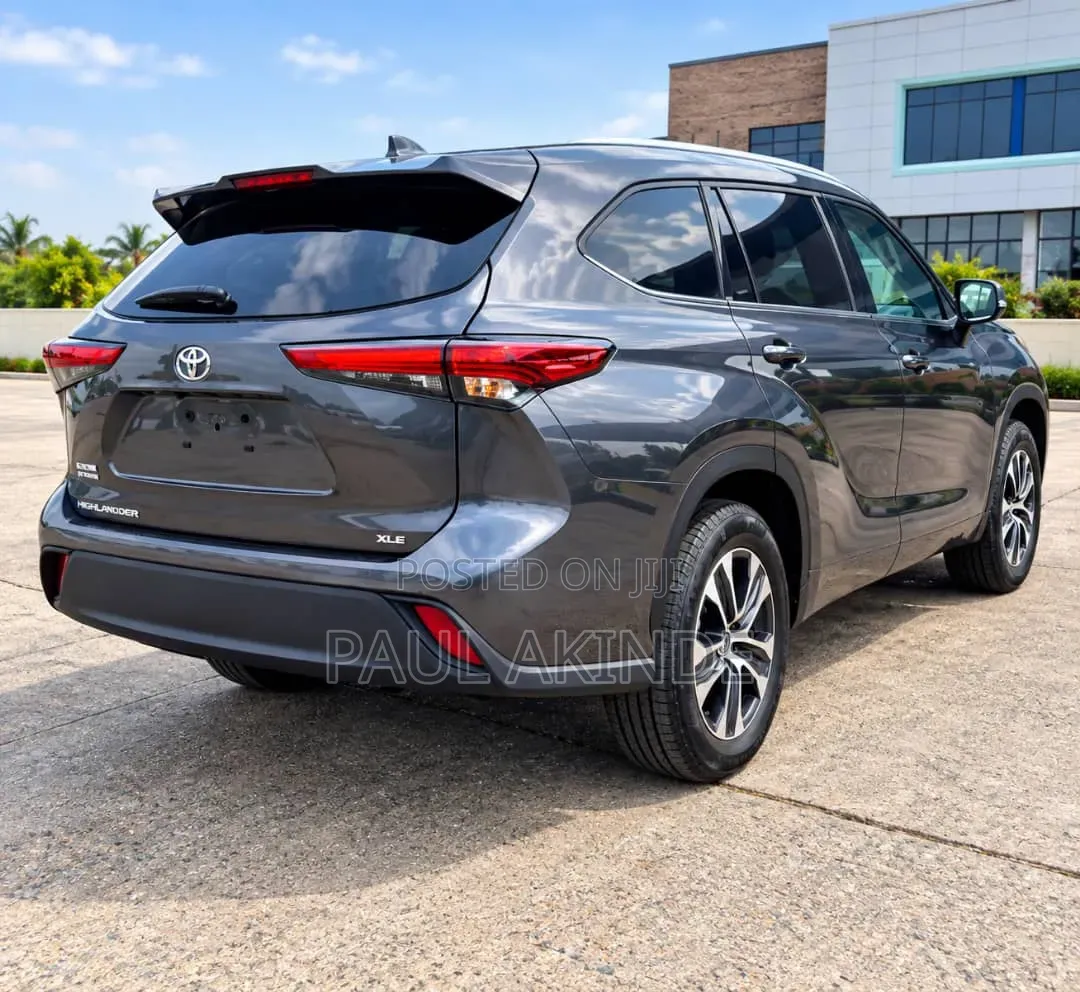 Toyota Highlander XLE 2022 Gray