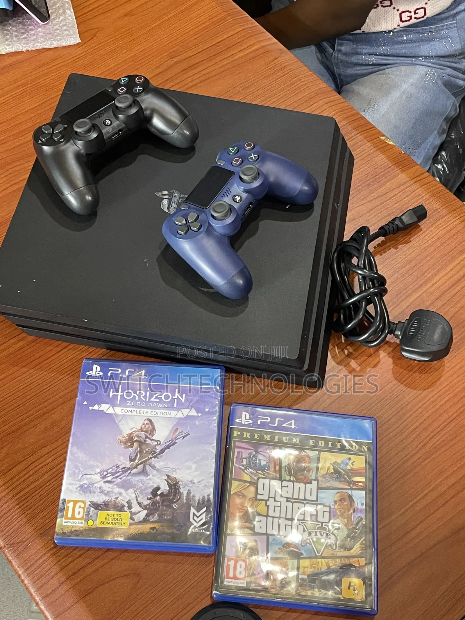 PlayStation 4Pro , 2 Pad , FC27 + 7 Games Installed
