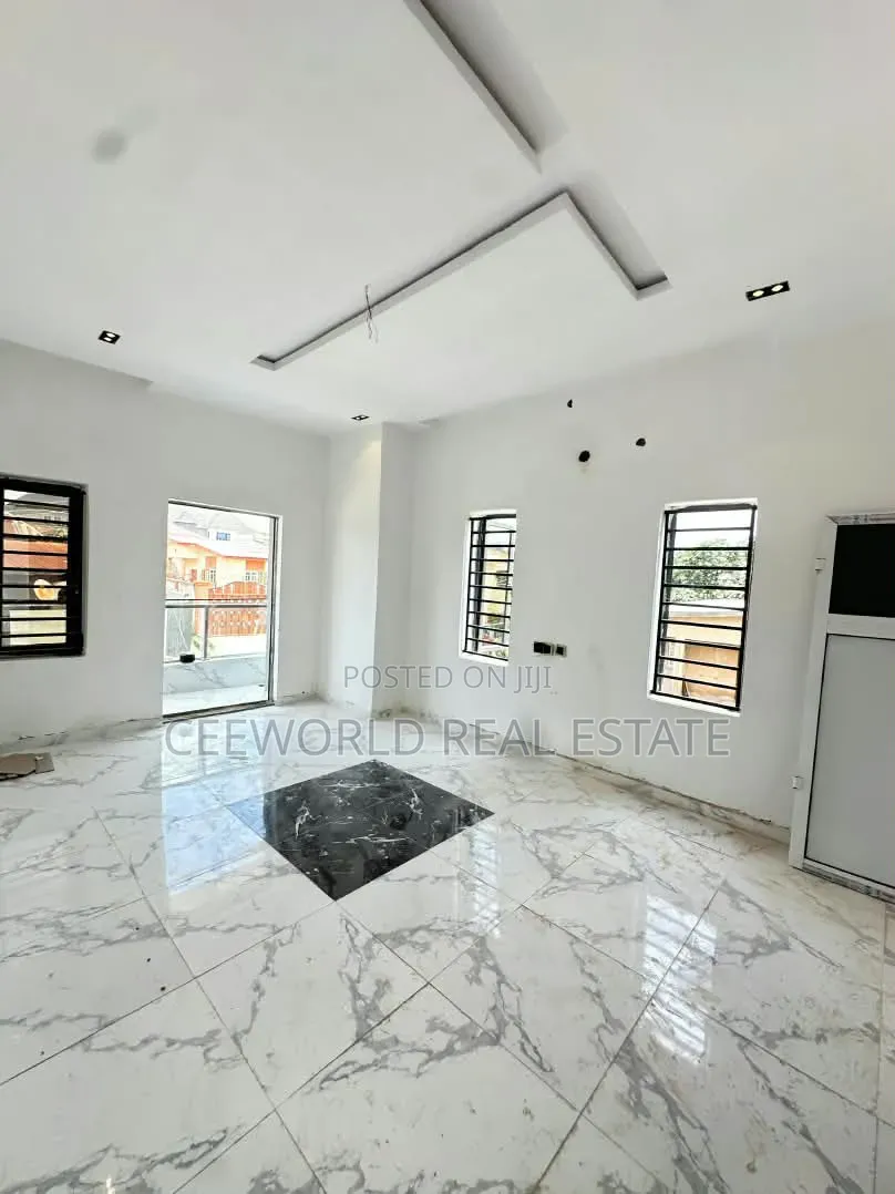 5bdrm Duplex in Obiwale Street for sale