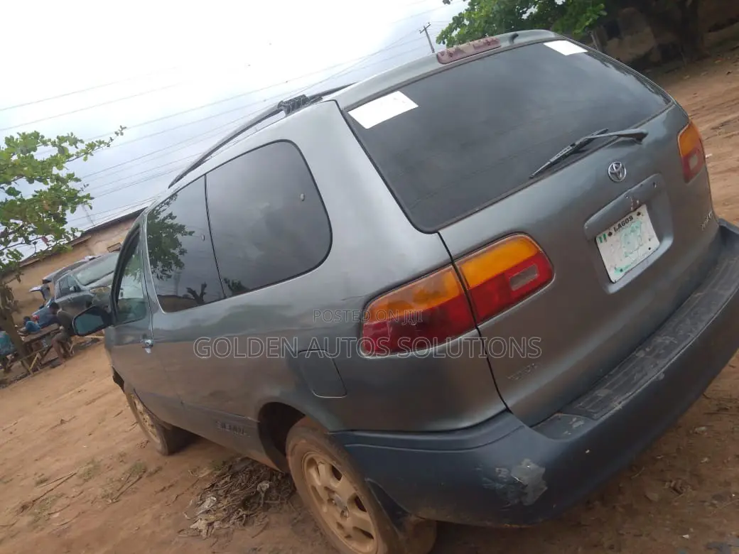 Toyota Sienna 2001