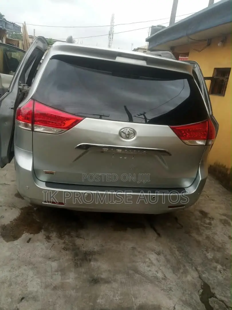 Toyota Sienna Limited 7 Passenger 2012 Silver