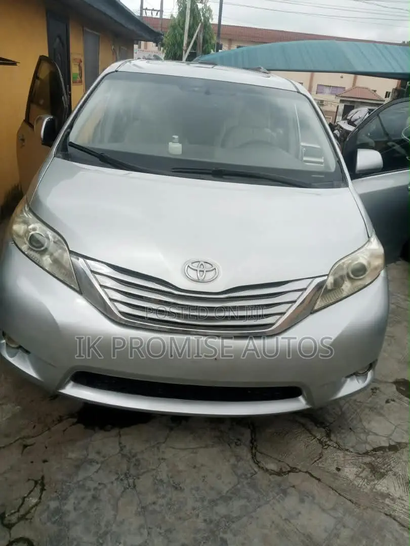 Toyota Sienna Limited 7 Passenger 2012 Silver