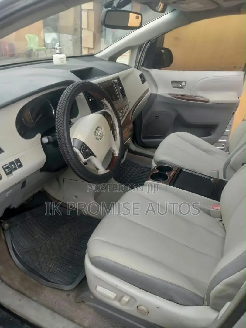 Toyota Sienna Limited 7 Passenger 2012 Silver