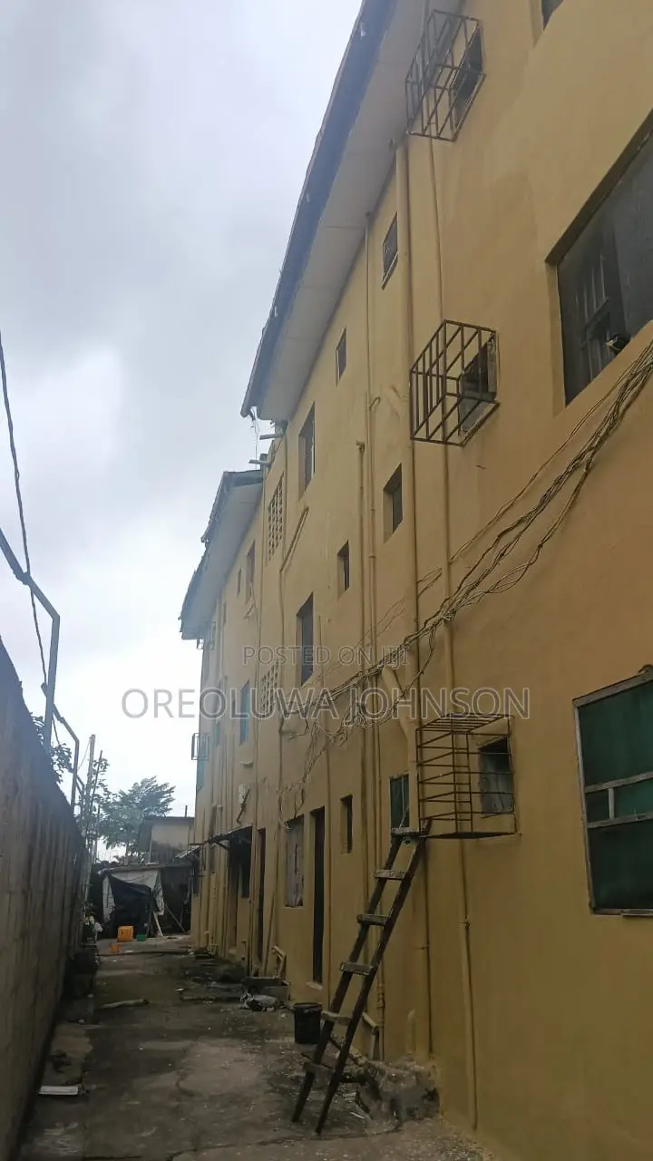 3bdrm Block of Flats in Ejigbo / Ejigbo for sale